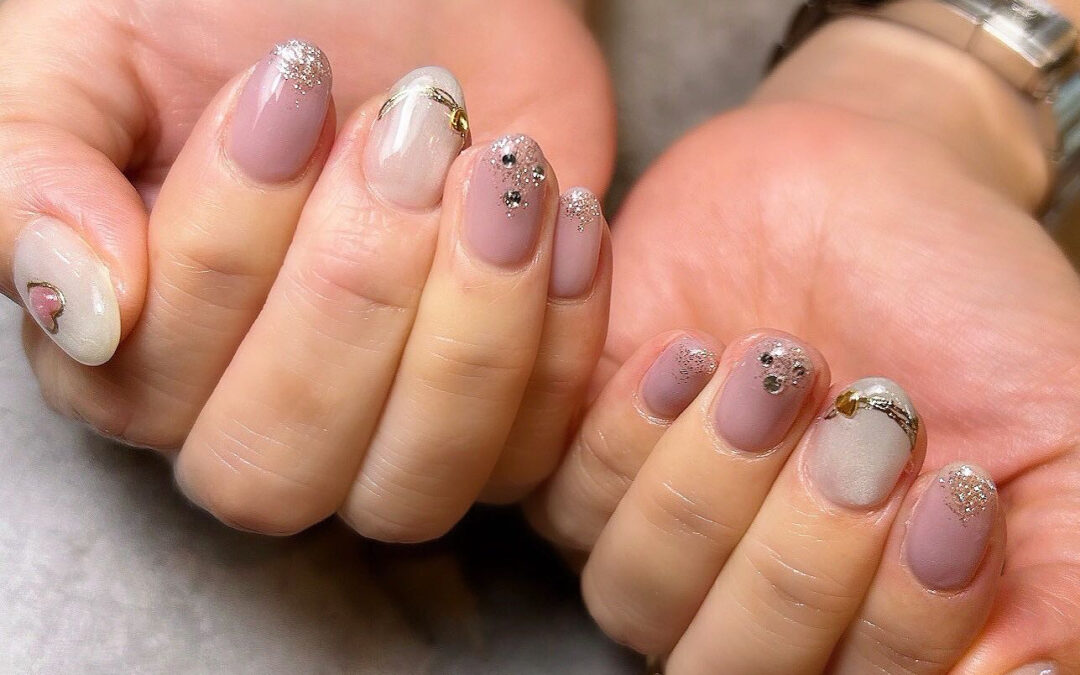 落ち着いた色味でも、マグネットとラメが生み出すきらめきは、あ