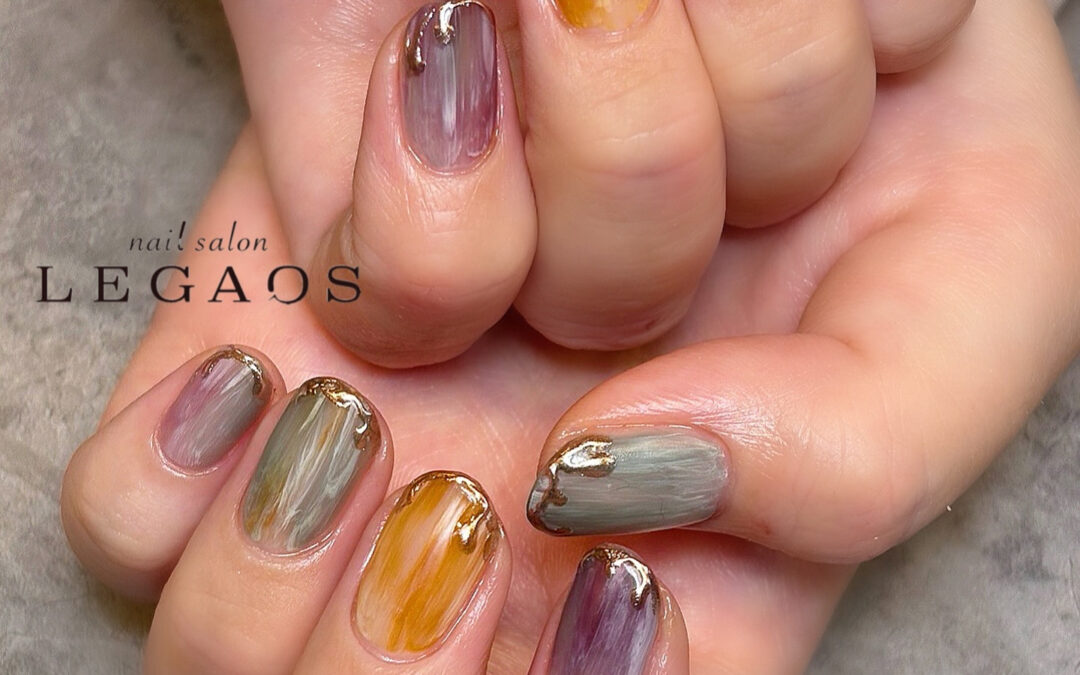 ニュアンスカラーを重ねた大人秋ネイル✨