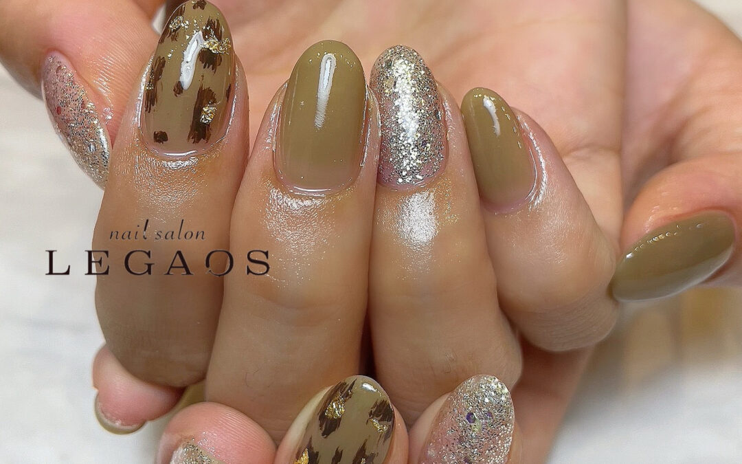 カーキ×ブラウンのくすみカラーに