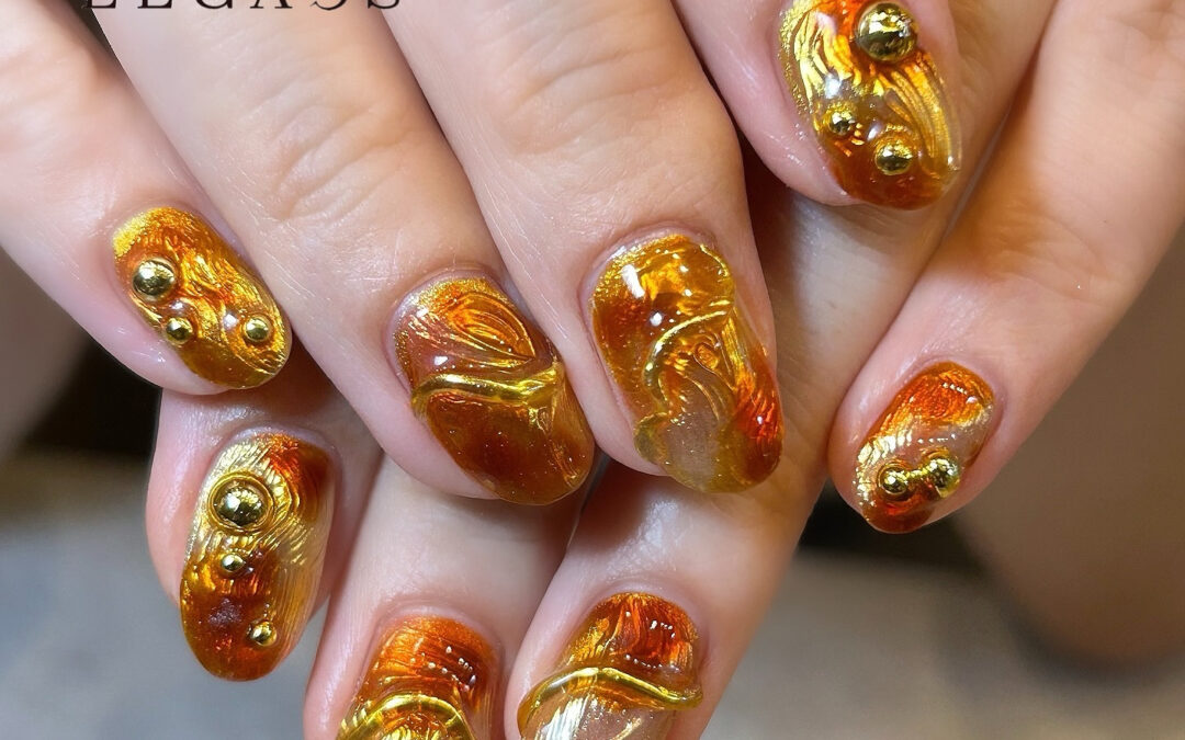 オレンジとゴールドの深みあるカラーで、指先にあたたかみを✨